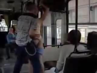 Δημόσιο βρόμικο ταινία σε crowded λεωφορείο