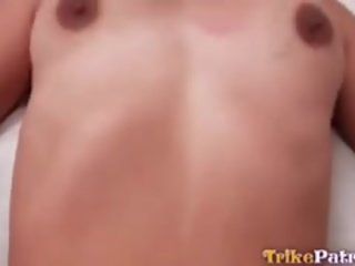 جميل شاب الآسيوية مع الأقواس مارس الجنس و creampied بواسطة سائح