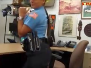 Polícia dôstojník s obrovský prsia dostal fucked v the zadná izba