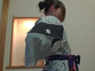 Subtitled necenzurovaný hanblivé japonské milfka v yukata v pov