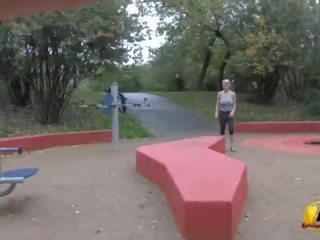 Jump と running 裸 で 公共 パーク バイ katerina-hartlova