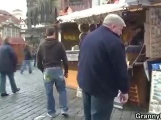 Gjysh turist jumps në kokosh