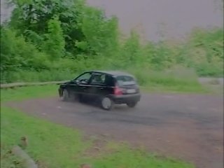 Jovem casal em um carro e em natural