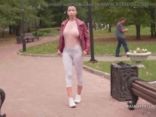 Nipis putih ketat legging dan semata-mata blouse… did anda semak daripada saya kameltoe ;?