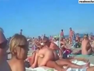Masyarakat telanjang pantai tukar-menukar pasangan x rated film di musim panas 2015