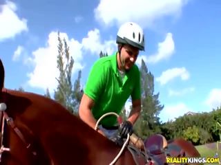 Голям бюст латино equestrienne cynthia трясък чукане