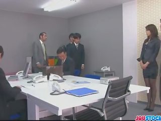Hojo toying her amjagaz during an ofis meeting