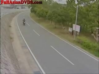 Hapones binatilyo rides laruan motorcylcle