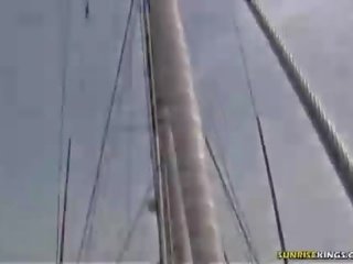 Bionda dà un pompino su il barca