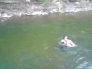 Fantastiline ja rinnakas amatöör teismeline stunner ujumine alasti sisse a jõgi - fuckmehard.club