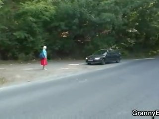 Старий streetwalker отримує прицвяхований в в машина по a чужий